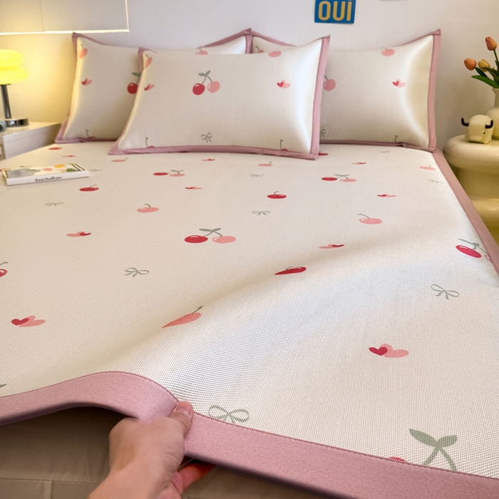 91家纺网 家纺一手货源 找家纺 全季家居 2025新款A类小清新数码印花冰藤席凉席席子 小樱桃 床席