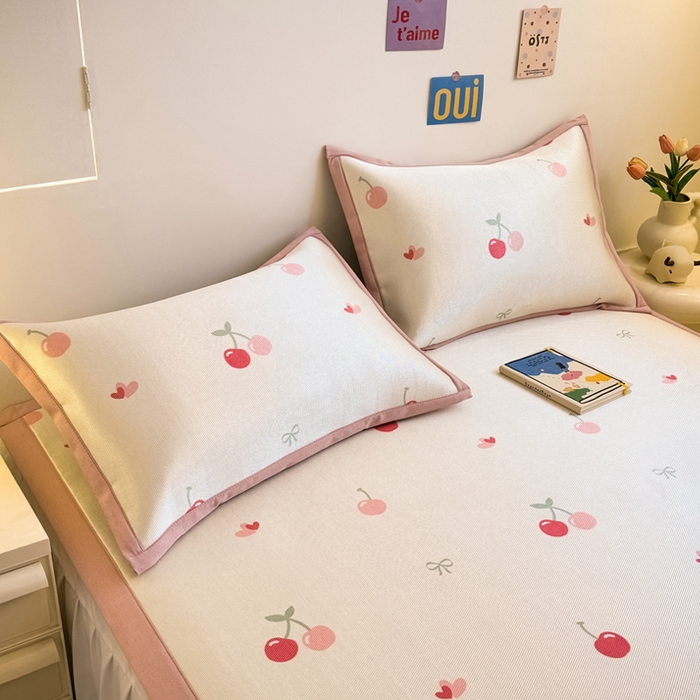 91家纺网 家纺一手货源 找家纺 全季家居 2025新款A类小清新数码印花冰藤席凉席席子 小樱桃 床席