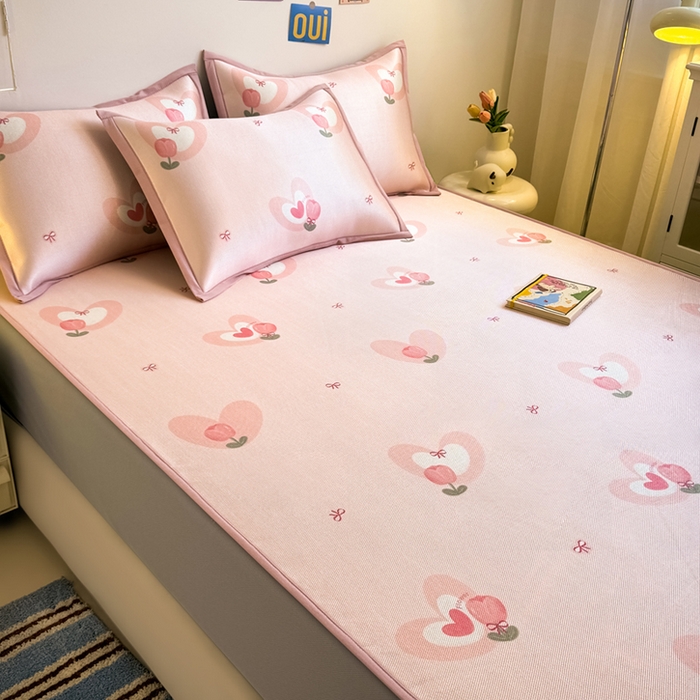 91家纺网 家纺一手货源 找家纺 全季家居 2025新款A类小清新数码印花冰藤席凉席席子 爱心郁金香 床笠