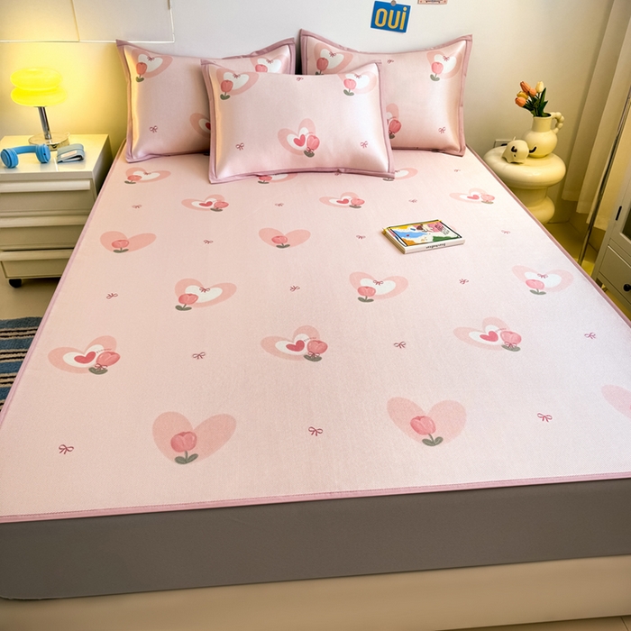 91家纺网 家纺一手货源 找家纺 全季家居 2025新款A类小清新数码印花冰藤席凉席席子 爱心郁金香 床笠