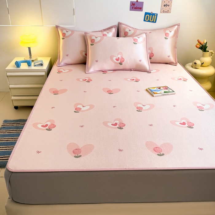 91家纺网 家纺一手货源 找家纺 全季家居 2025新款A类小清新数码印花冰藤席凉席席子 爱心郁金香 床笠