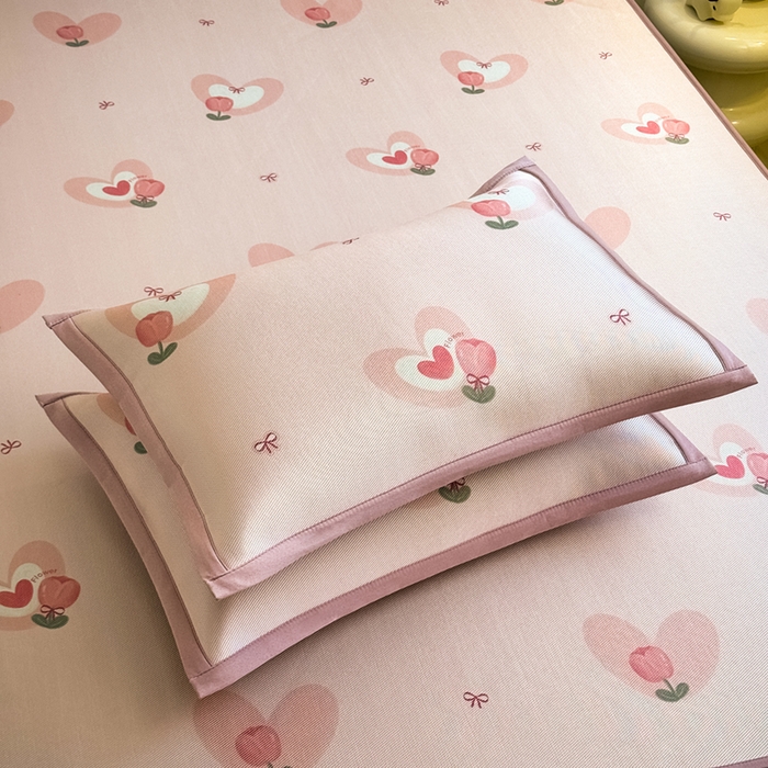 91家纺网 家纺一手货源 找家纺 全季家居 2025新款A类小清新数码印花冰藤席凉席席子 爱心郁金香 床笠