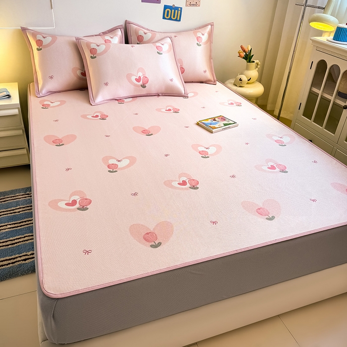 91家纺网 家纺一手货源 找家纺 全季家居 2025新款A类小清新数码印花冰藤席凉席席子 爱心郁金香 床笠