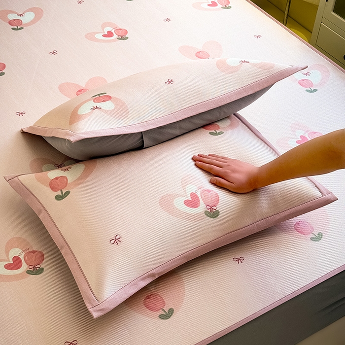 91家纺网 家纺一手货源 找家纺 全季家居 2025新款A类小清新数码印花冰藤席凉席席子 爱心郁金香 床笠