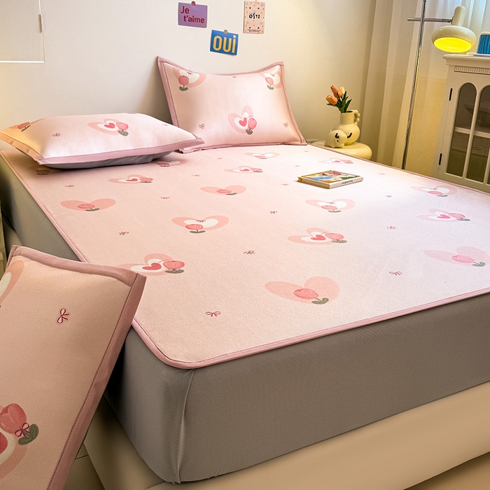 91家纺网 家纺一手货源 找家纺 全季家居 2025新款A类小清新数码印花冰藤席凉席席子 爱心郁金香 床笠