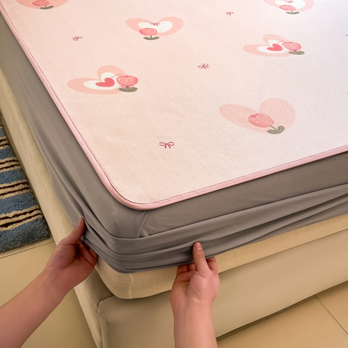 91家纺网 家纺一手货源 找家纺 全季家居 2025新款A类小清新数码印花冰藤席凉席席子 爱心郁金香 床笠