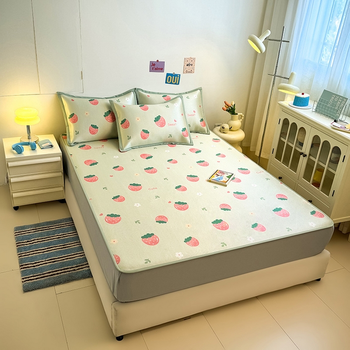 91家纺网 家纺一手货源 找家纺 全季家居 2025新款A类小清新数码印花冰藤席凉席席子 草莓 床笠