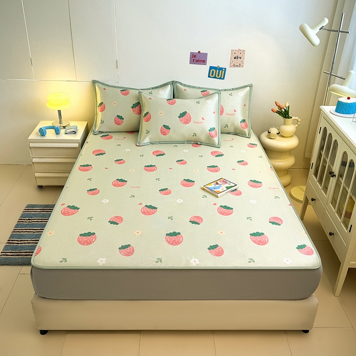 91家纺网 家纺一手货源 找家纺 全季家居 2025新款A类小清新数码印花冰藤席凉席席子 草莓 床笠