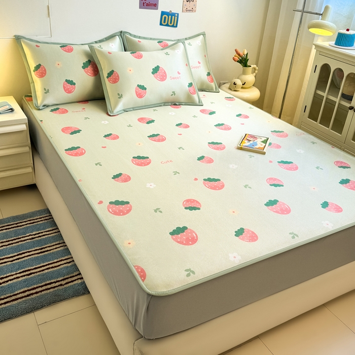 91家纺网 家纺一手货源 找家纺 全季家居 2025新款A类小清新数码印花冰藤席凉席席子 草莓 床笠