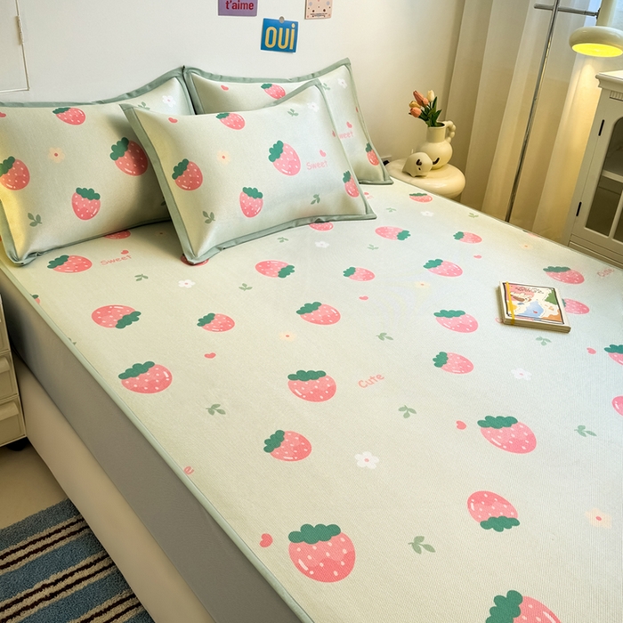 91家纺网 家纺一手货源 找家纺 全季家居 2025新款A类小清新数码印花冰藤席凉席席子 草莓 床笠