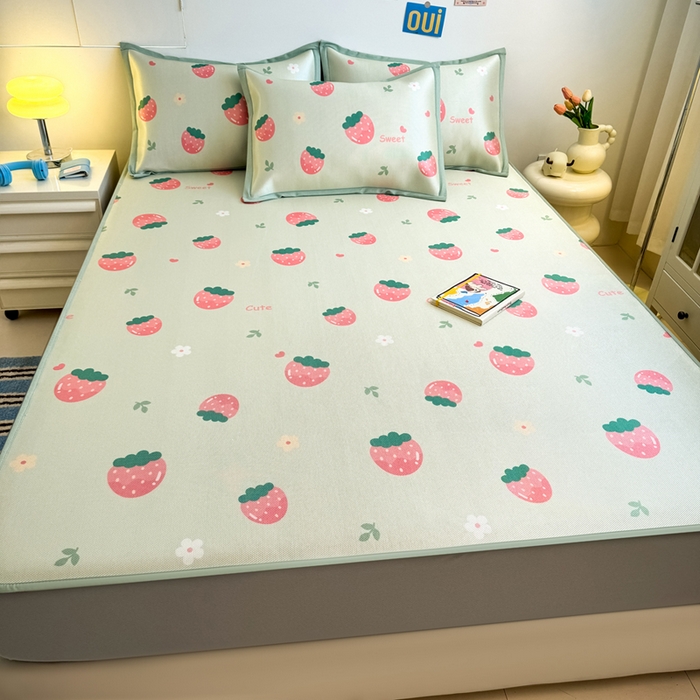 91家纺网 家纺一手货源 找家纺 全季家居 2025新款A类小清新数码印花冰藤席凉席席子 草莓 床笠