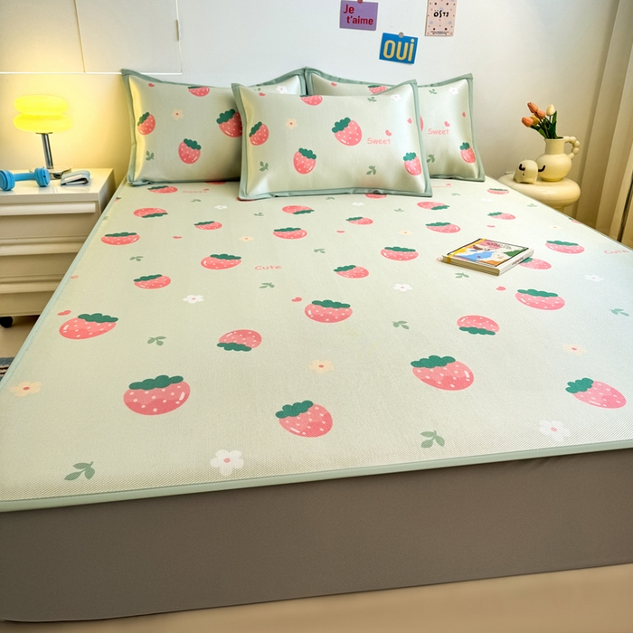 91家纺网 家纺一手货源 找家纺 全季家居 2025新款A类小清新数码印花冰藤席凉席席子 草莓 床笠