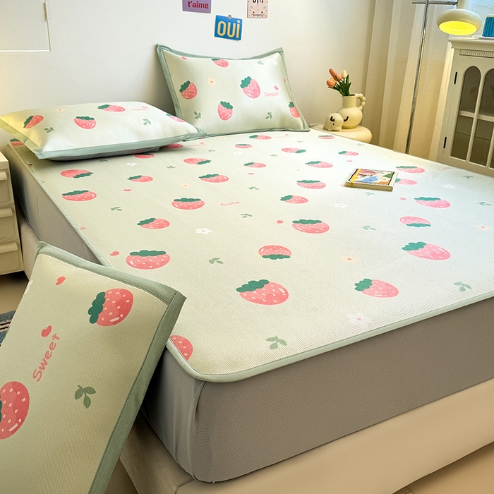 91家纺网 家纺一手货源 找家纺 全季家居 2025新款A类小清新数码印花冰藤席凉席席子 草莓 床笠