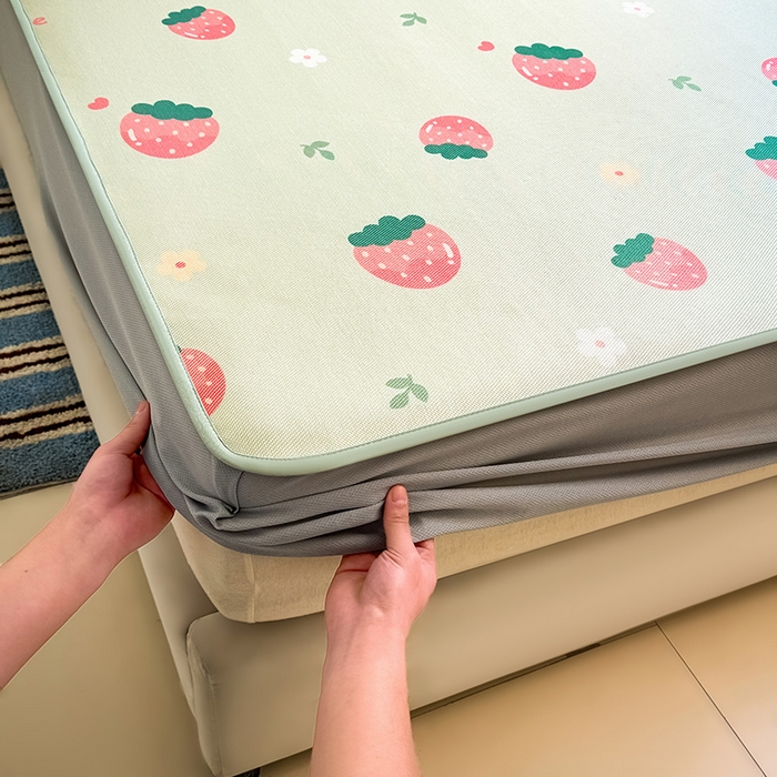 91家纺网 家纺一手货源 找家纺 全季家居 2025新款A类小清新数码印花冰藤席凉席席子 草莓 床笠