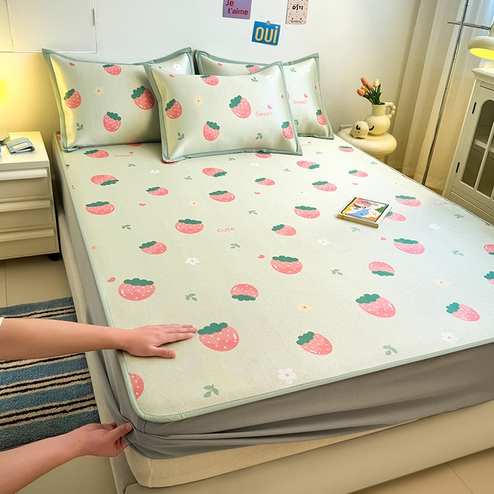 91家纺网 家纺一手货源 找家纺 全季家居 2025新款A类小清新数码印花冰藤席凉席席子 草莓 床笠