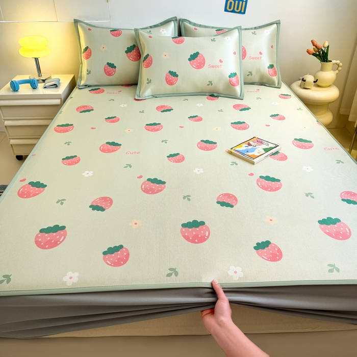 91家纺网 家纺一手货源 找家纺 全季家居 2025新款A类小清新数码印花冰藤席凉席席子 草莓 床笠