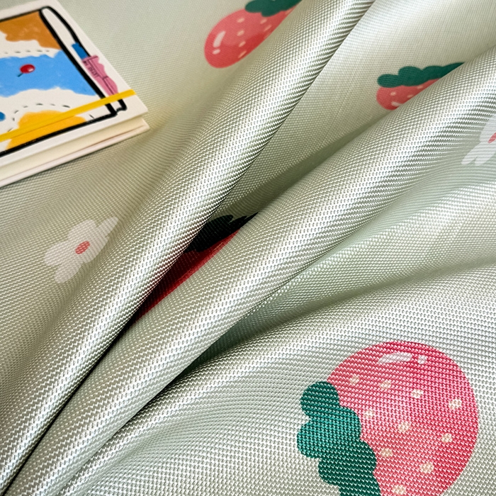 91家纺网 家纺一手货源 找家纺 全季家居 2025新款A类小清新数码印花冰藤席凉席席子 草莓 床笠