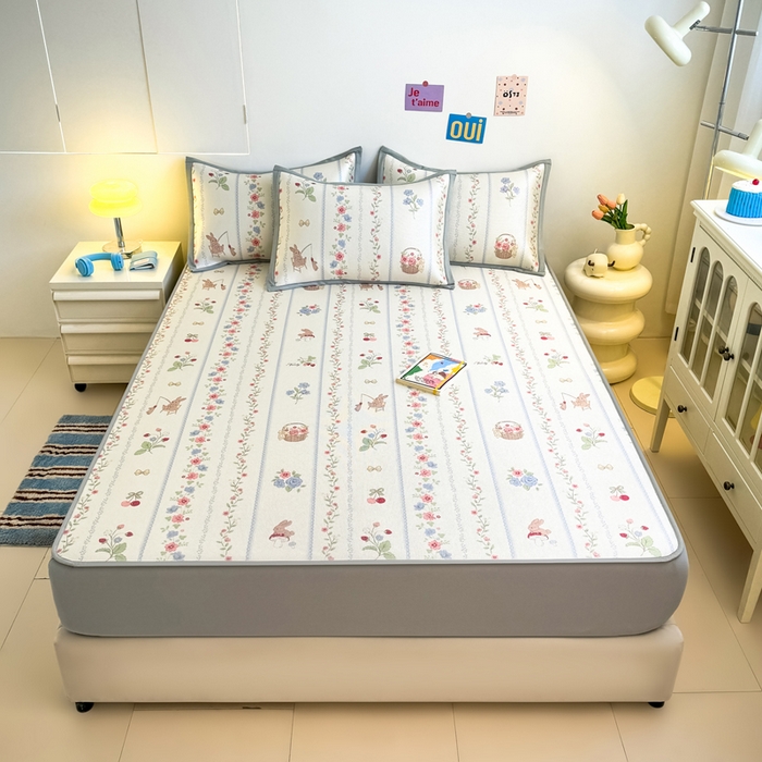 91家纺网 家纺一手货源 找家纺 全季家居 2025新款A类小清新数码印花冰藤席凉席席子 花田小兔 床笠