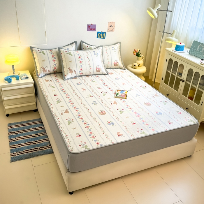 91家纺网 家纺一手货源 找家纺 全季家居 2025新款A类小清新数码印花冰藤席凉席席子 花田小兔 床笠