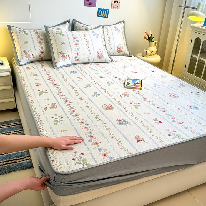 91家纺网 家纺一手货源 找家纺 全季家居 2025新款A类小清新数码印花冰藤席凉席席子 花田小兔 床笠