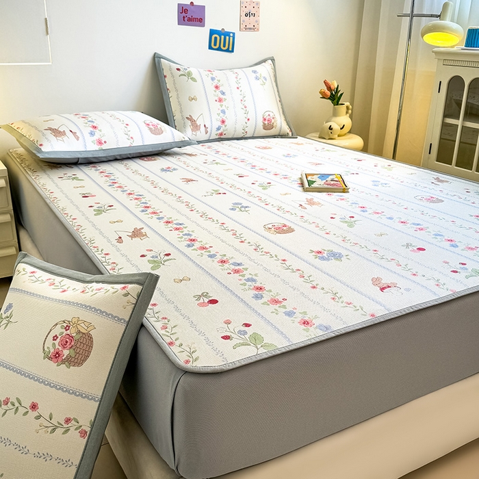 91家纺网 家纺一手货源 找家纺 全季家居 2025新款A类小清新数码印花冰藤席凉席席子 花田小兔 床笠