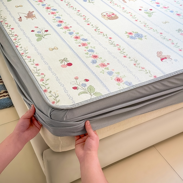 91家纺网 家纺一手货源 找家纺 全季家居 2025新款A类小清新数码印花冰藤席凉席席子 花田小兔 床笠