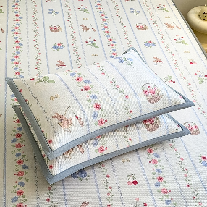 91家纺网 家纺一手货源 找家纺 全季家居 2025新款A类小清新数码印花冰藤席凉席席子 花田小兔 床笠