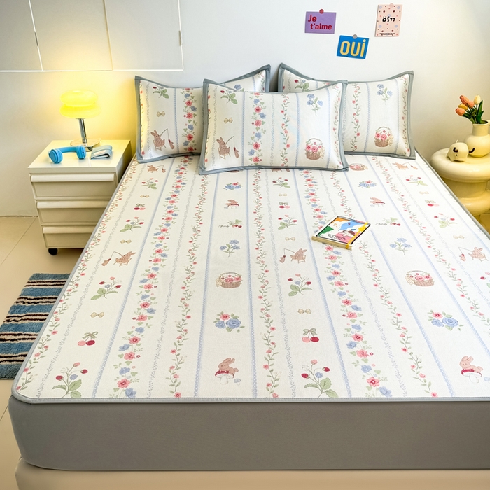 91家纺网 家纺一手货源 找家纺 全季家居 2025新款A类小清新数码印花冰藤席凉席席子 花田小兔 床笠