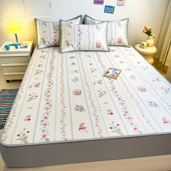 91家纺网 家纺一手货源 找家纺 全季家居 2025新款A类小清新数码印花冰藤席凉席席子 花田小兔 床笠