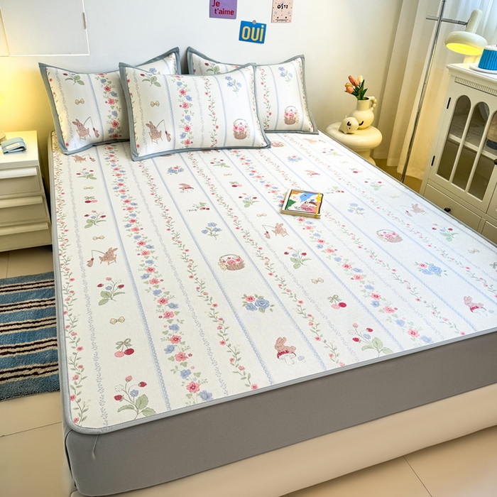 91家纺网 家纺一手货源 找家纺 全季家居 2025新款A类小清新数码印花冰藤席凉席席子 花田小兔 床笠