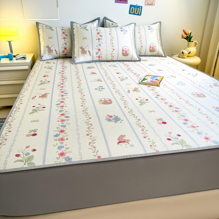 91家纺网 家纺一手货源 找家纺 全季家居 2025新款A类小清新数码印花冰藤席凉席席子 花田小兔 床笠