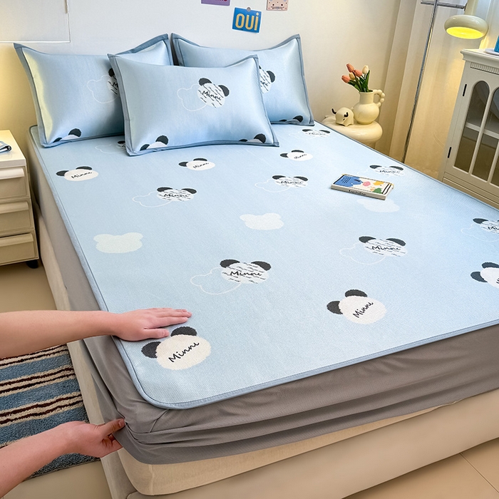 91家纺网 家纺一手货源 找家纺 全季家居 2025新款A类小清新数码印花冰藤席凉席席子 蓝色熊猫 床笠