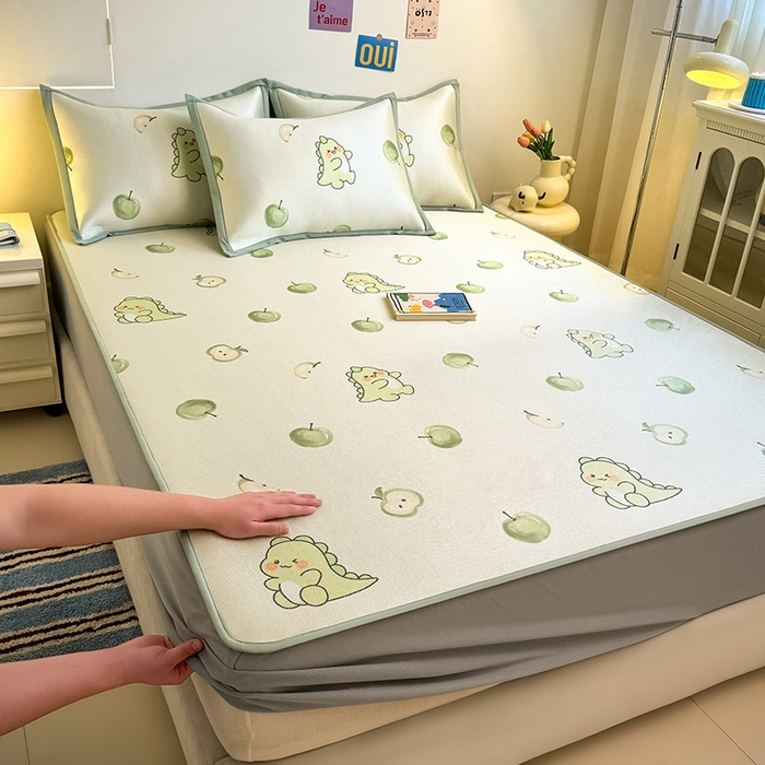 91家纺网 家纺一手货源 找家纺 全季家居 2025新款A类小清新数码印花冰藤席凉席席子 苹果恐龙 床笠