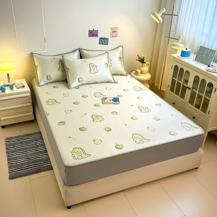 91家纺网 家纺一手货源 找家纺 全季家居 2025新款A类小清新数码印花冰藤席凉席席子 苹果恐龙 床笠