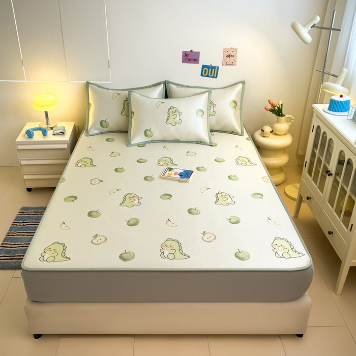 91家纺网 家纺一手货源 找家纺 全季家居 2025新款A类小清新数码印花冰藤席凉席席子 苹果恐龙 床笠