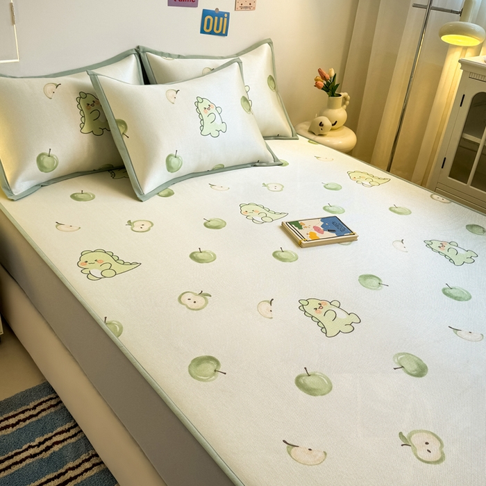 91家纺网 家纺一手货源 找家纺 全季家居 2025新款A类小清新数码印花冰藤席凉席席子 苹果恐龙 床笠