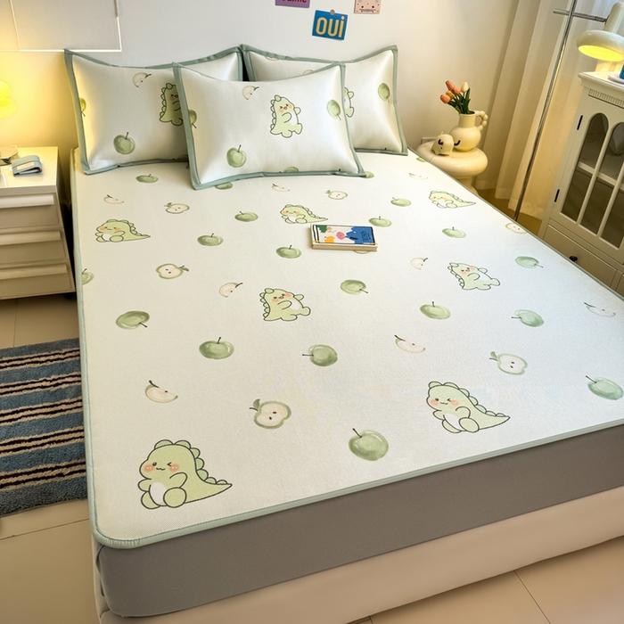 91家纺网 家纺一手货源 找家纺 全季家居 2025新款A类小清新数码印花冰藤席凉席席子 苹果恐龙 床笠