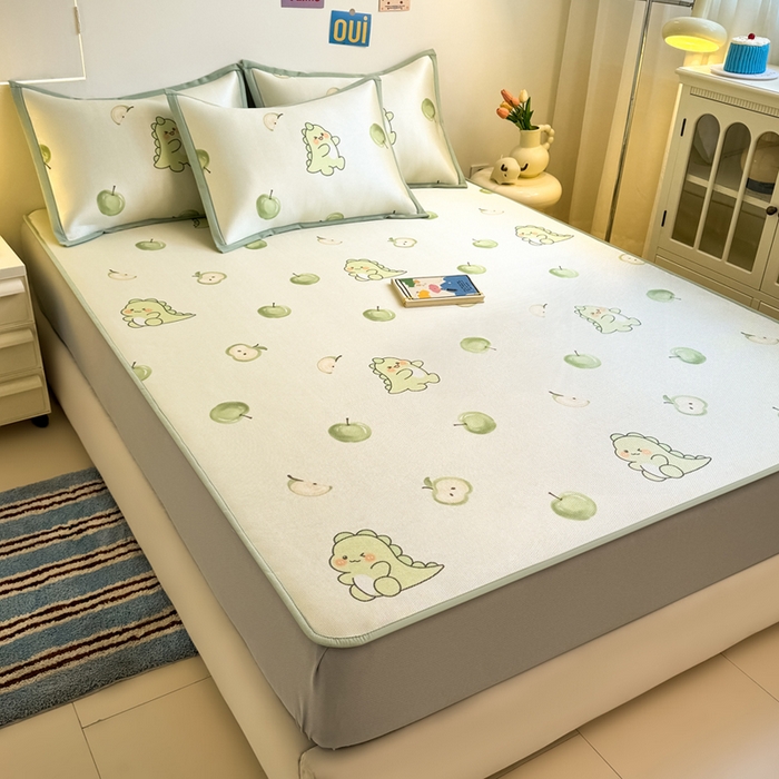 91家纺网 家纺一手货源 找家纺 全季家居 2025新款A类小清新数码印花冰藤席凉席席子 苹果恐龙 床笠