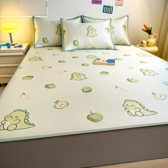 91家纺网 家纺一手货源 找家纺 全季家居 2025新款A类小清新数码印花冰藤席凉席席子 苹果恐龙 床笠