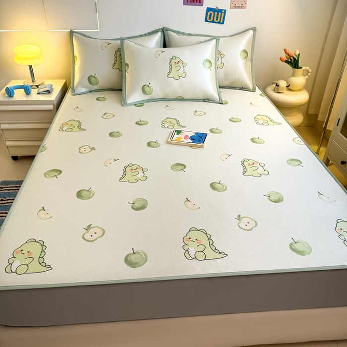 91家纺网 家纺一手货源 找家纺 全季家居 2025新款A类小清新数码印花冰藤席凉席席子 苹果恐龙 床笠