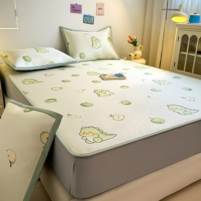 91家纺网 家纺一手货源 找家纺 全季家居 2025新款A类小清新数码印花冰藤席凉席席子 苹果恐龙 床笠