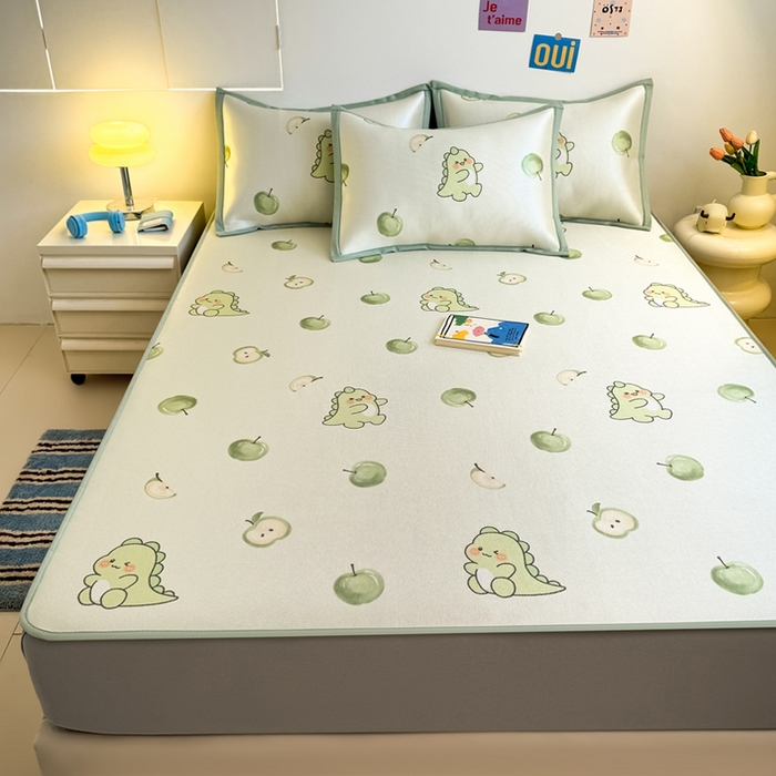 91家纺网 家纺一手货源 找家纺 全季家居 2025新款A类小清新数码印花冰藤席凉席席子 苹果恐龙 床笠