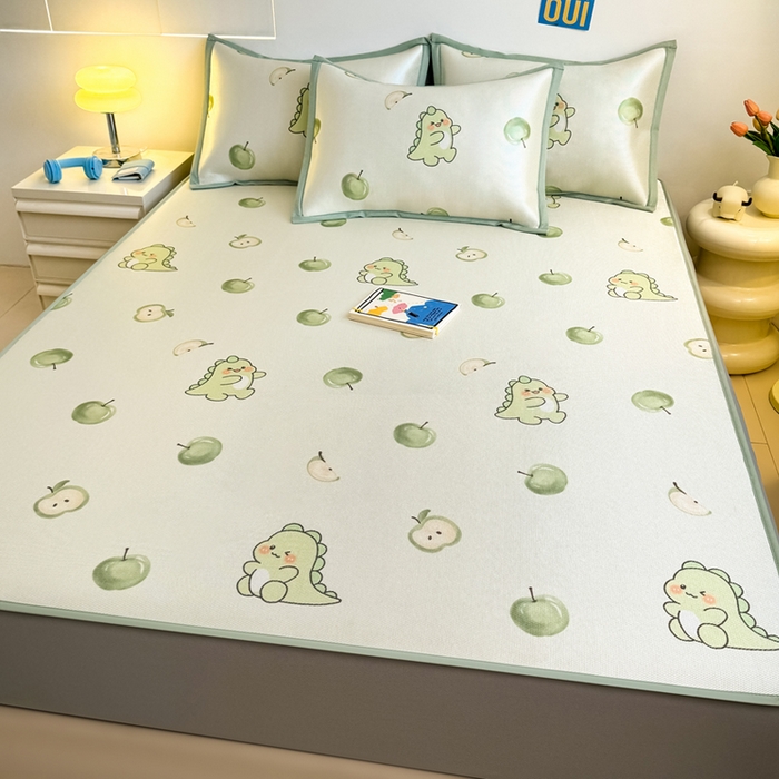 91家纺网 家纺一手货源 找家纺 全季家居 2025新款A类小清新数码印花冰藤席凉席席子 苹果恐龙 床笠