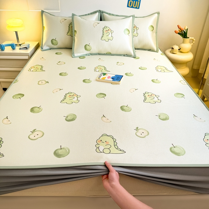 91家纺网 家纺一手货源 找家纺 全季家居 2025新款A类小清新数码印花冰藤席凉席席子 苹果恐龙 床笠