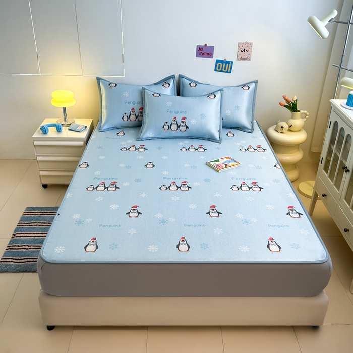 91家纺网 家纺一手货源 找家纺 全季家居 2025新款A类小清新数码印花冰藤席凉席席子 企鹅家族 床笠