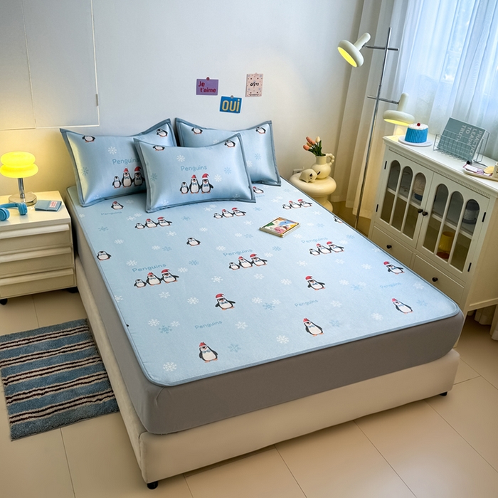 91家纺网 家纺一手货源 找家纺 全季家居 2025新款A类小清新数码印花冰藤席凉席席子 企鹅家族 床笠