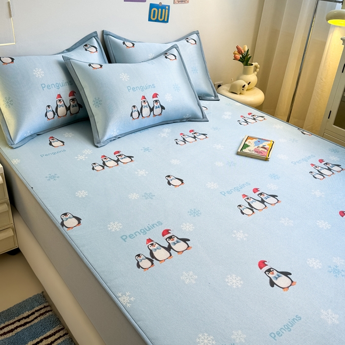 91家纺网 家纺一手货源 找家纺 全季家居 2025新款A类小清新数码印花冰藤席凉席席子 企鹅家族 床笠