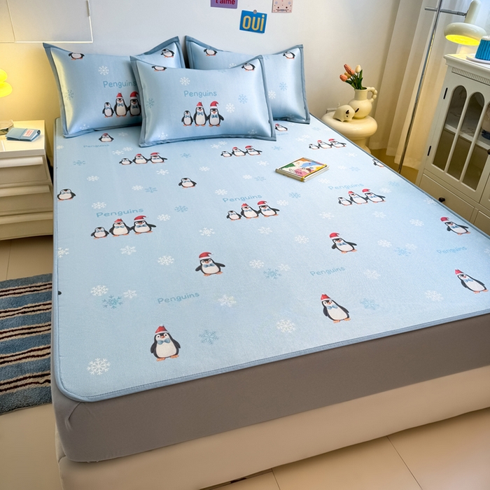 91家纺网 家纺一手货源 找家纺 全季家居 2025新款A类小清新数码印花冰藤席凉席席子 企鹅家族 床笠