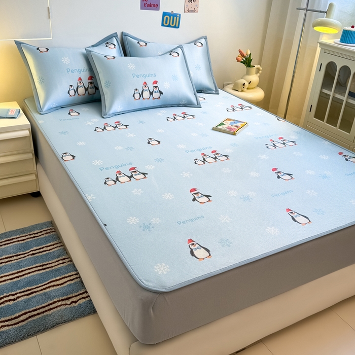 91家纺网 家纺一手货源 找家纺 全季家居 2025新款A类小清新数码印花冰藤席凉席席子 企鹅家族 床笠