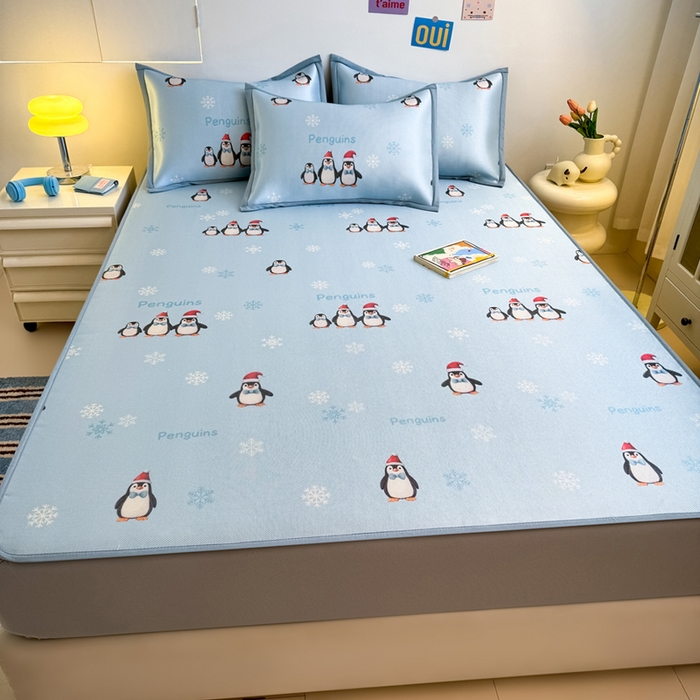 91家纺网 家纺一手货源 找家纺 全季家居 2025新款A类小清新数码印花冰藤席凉席席子 企鹅家族 床笠